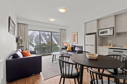 Living room, Dining area, Mountain view