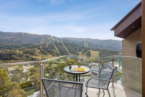 View (from property/room), Balcony/Terrace, Dining area, Mountain view