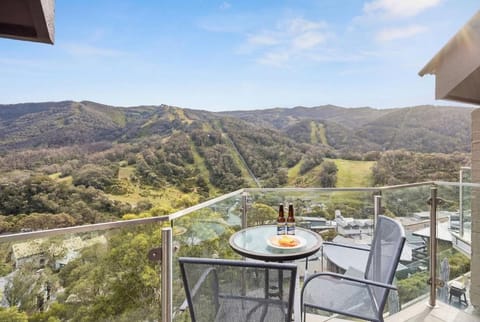 View (from property/room), Balcony/Terrace, Mountain view