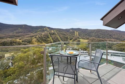 View (from property/room), Balcony/Terrace, Mountain view