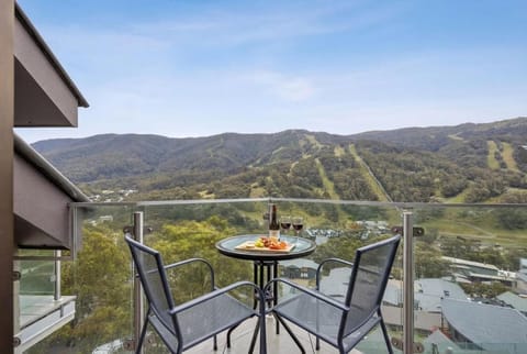 View (from property/room), Balcony/Terrace, Mountain view