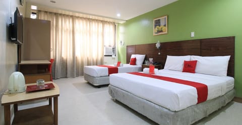 Bed, TV and multimedia, Photo of the whole room, Bedroom, towels, air conditioner