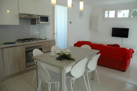 Kitchen or kitchenette, Living room, Seating area, Dining area