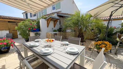 Property building, Patio, Balcony/Terrace, Dining area, Garden view