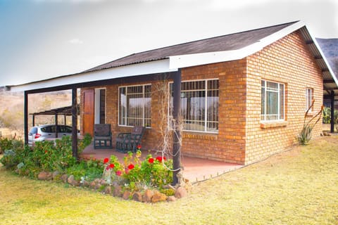 Property building, Patio, Facade/entrance, Winter, Garden, Parking