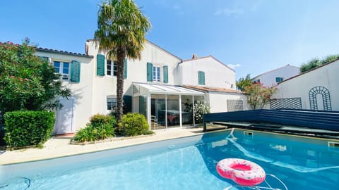 Property building, Patio, Garden, Balcony/Terrace, Garden view, Pool view, Swimming pool, sunbed