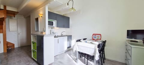 TV and multimedia, Kitchen or kitchenette, Dining area, stove