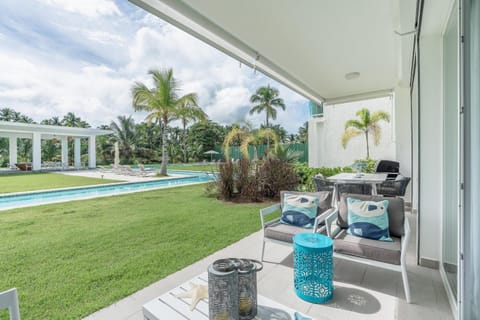 Property building, Garden view, Pool view, Swimming pool