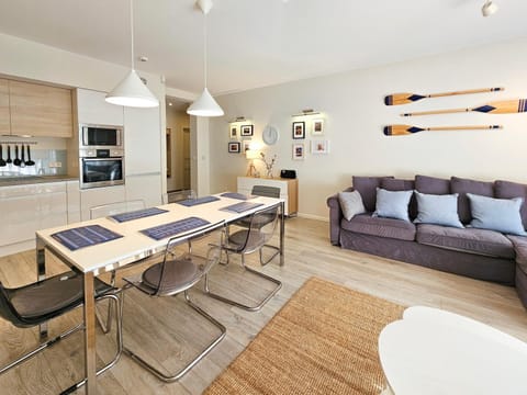 Kitchen or kitchenette, Living room, Seating area, Dining area