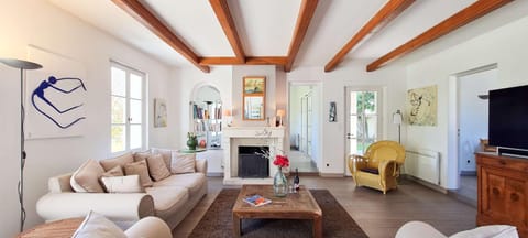 Communal lounge/ TV room, TV and multimedia, Living room, Seating area