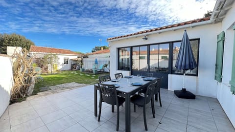 Property building, Patio, Garden, Balcony/Terrace, Balcony/Terrace, Dining area, Garden view