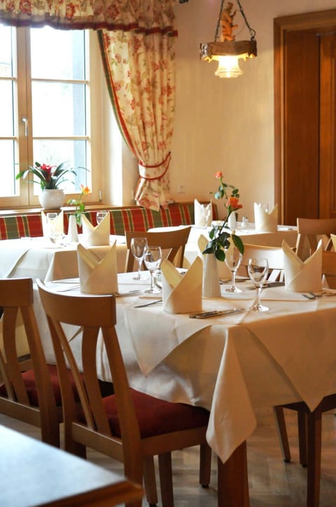 Restaurant/places to eat, Banquet/Function facilities