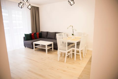 Bed, Living room, Photo of the whole room, Seating area, Dining area