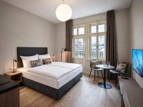 Bed, Photo of the whole room, Seating area, Bedroom