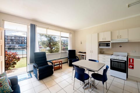 Kitchen or kitchenette, Living room, Seating area, Dining area, oven, stove