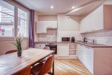 Kitchen or kitchenette, Dining area