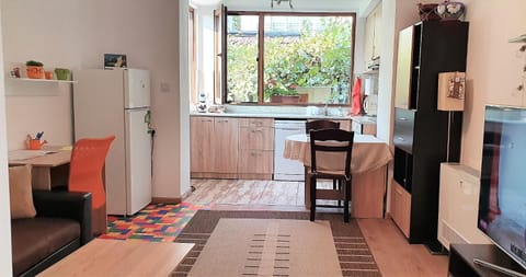 Kitchen or kitchenette, Living room, Seating area, Dining area, Communal kitchen