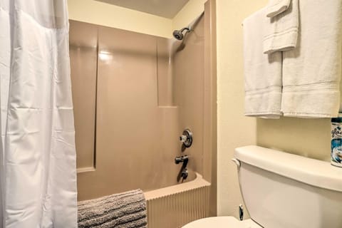 1 Mi to Dining! Lakeside Group Getaway in Ozarks Apartment in Osage Beach