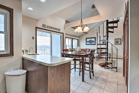 1 Mi to Dining! Lakeside Group Getaway in Ozarks Apartment in Osage Beach