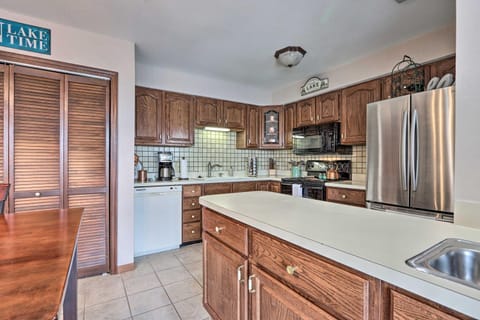 1 Mi to Dining! Lakeside Group Getaway in Ozarks Apartment in Osage Beach