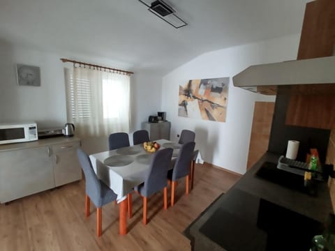 Kitchen or kitchenette, Dining area, oven, stove, toaster