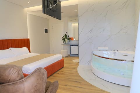 Bed, TV and multimedia, Photo of the whole room, Bath