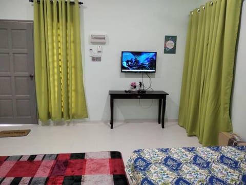 TV and multimedia, Photo of the whole room, air conditioner