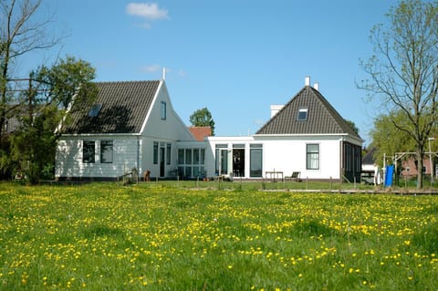 Property building, Facade/entrance, Spring, Day, Children play ground, Garden, Balcony/Terrace, On site, Garden view, Area and facilities, Sports