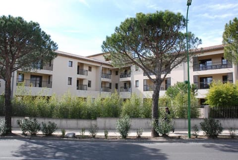 appartement 3 min a pied du centre d'Uzès parking piscine Apartment in Uzes