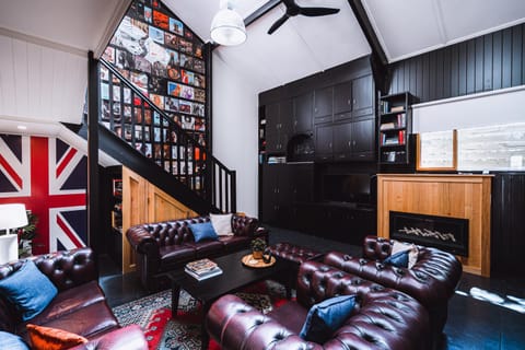 TV and multimedia, Living room, Seating area, fireplace
