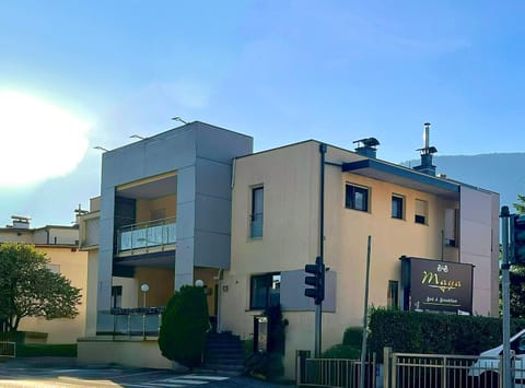 Property building, Restaurant/places to eat