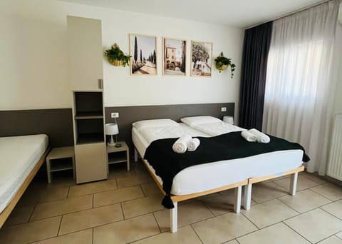 Bed, Bedroom, towels