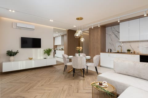 TV and multimedia, Kitchen or kitchenette, Living room, Seating area, Dining area