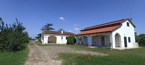 Property building, Patio, Balcony/Terrace