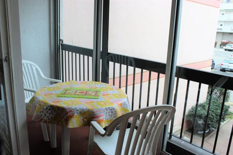 Property building, Patio, Balcony/Terrace