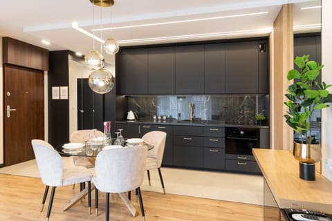 Coffee/tea facilities, Kitchen or kitchenette, Dining area, stove