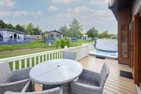 Property building, Patio, Hot Tub, Garden view
