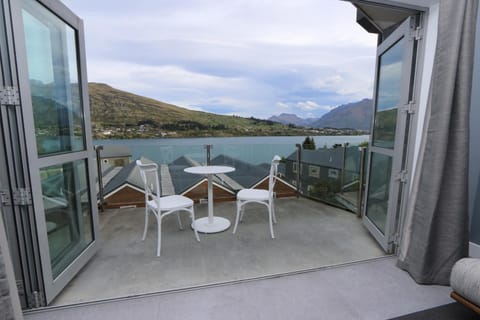 Balcony/Terrace, Lake view, Mountain view