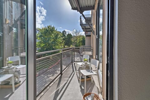 Urban Escape in SoLA with Private Patio! Apartment in Zilker
