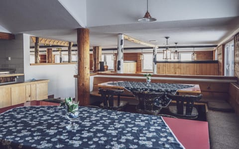 Game Room, Dining area, Communal kitchen