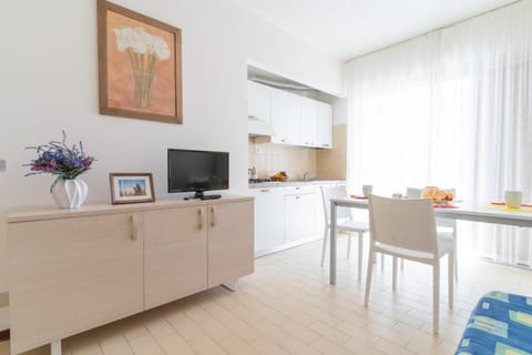 TV and multimedia, Kitchen or kitchenette, Living room, Dining area