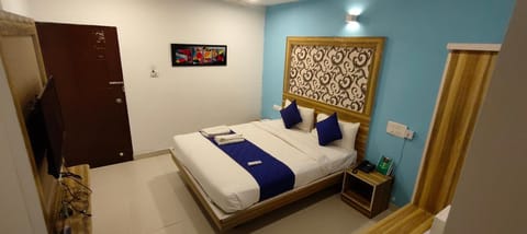 Bed, TV and multimedia, Photo of the whole room, Bedroom, wardrobe