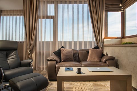 Balcony/Terrace, Living room, City view, Mountain view