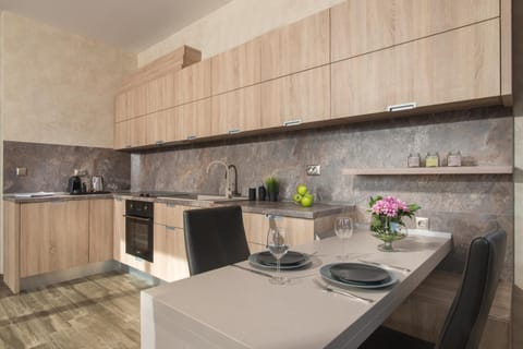 Coffee/tea facilities, Kitchen or kitchenette, Living room