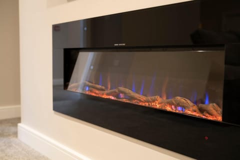 The Hideaway with Cosy Fireplace by LetMeStay Apartment in Lake Road