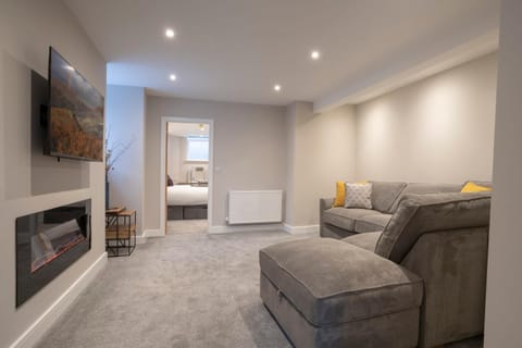 The Hideaway with Cosy Fireplace by LetMeStay Apartment in Lake Road