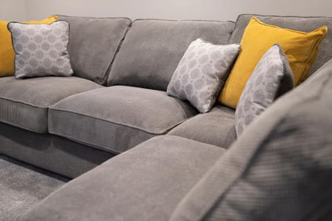 The Hideaway with Cosy Fireplace by LetMeStay Apartment in Lake Road