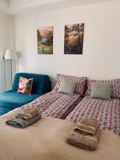 Bed, Photo of the whole room, Bedroom, towels