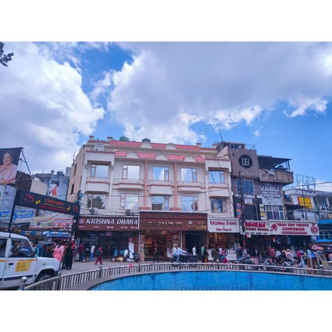 Property building, Facade/entrance, Day, People, Neighbourhood, City view, Street view, Location, group of guests, Parking, sunbed
