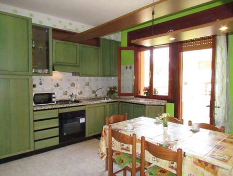Dining area, kitchen